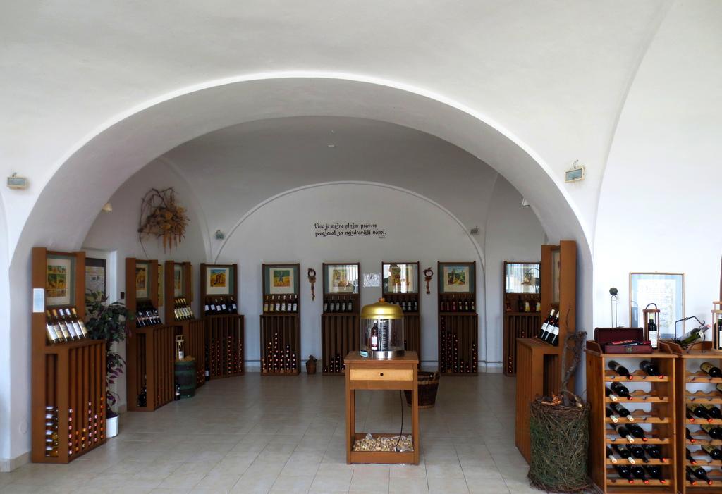Hotel Hubertus Valtice Esterno foto
