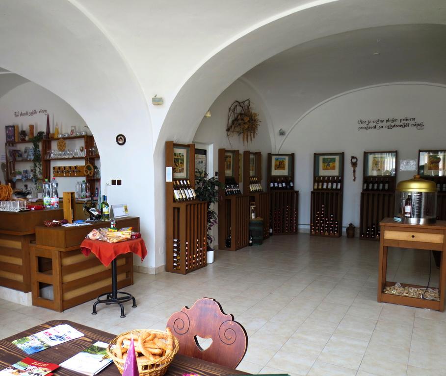 Hotel Hubertus Valtice Esterno foto
