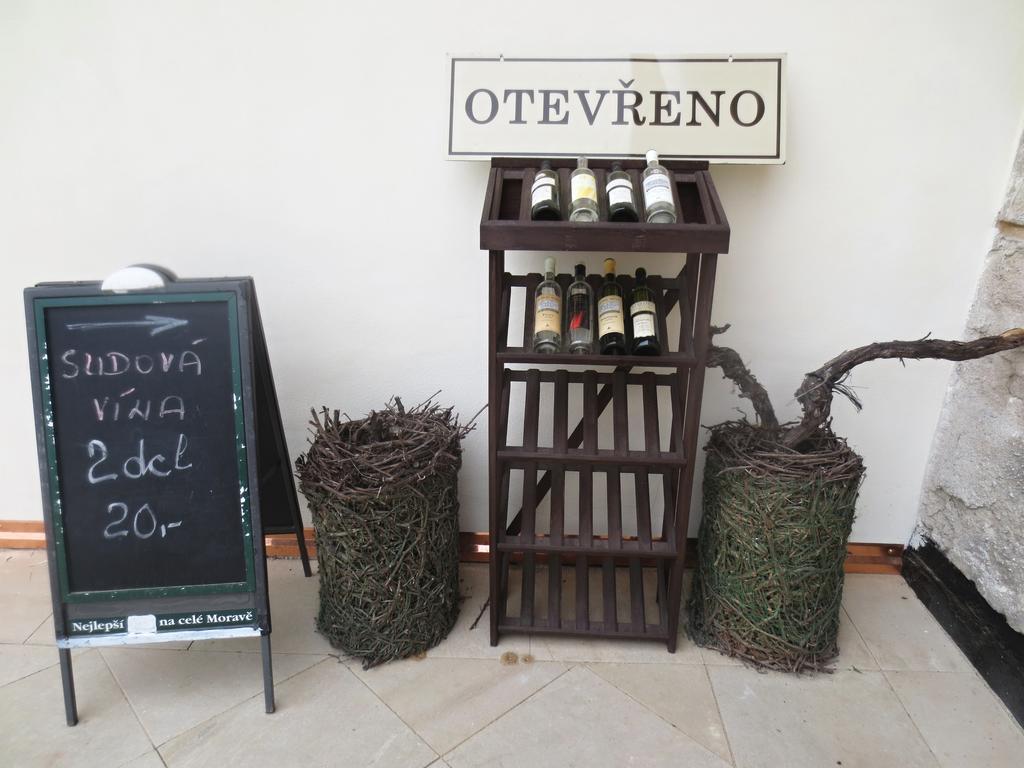Hotel Hubertus Valtice Esterno foto