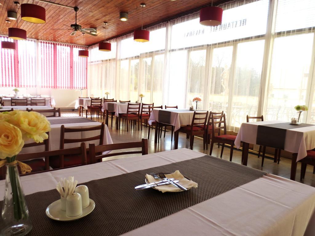 Hotel Hubertus Valtice Esterno foto