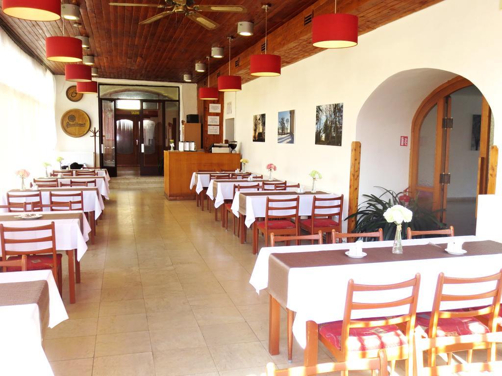 Hotel Hubertus Valtice Esterno foto