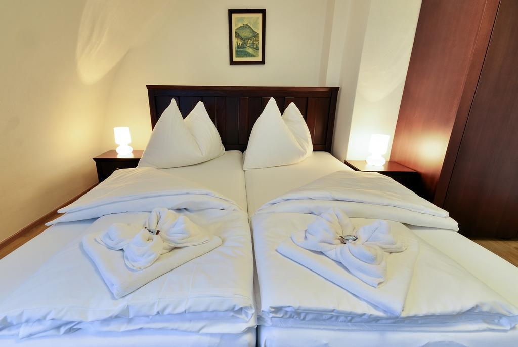 Hotel Hubertus Valtice Esterno foto