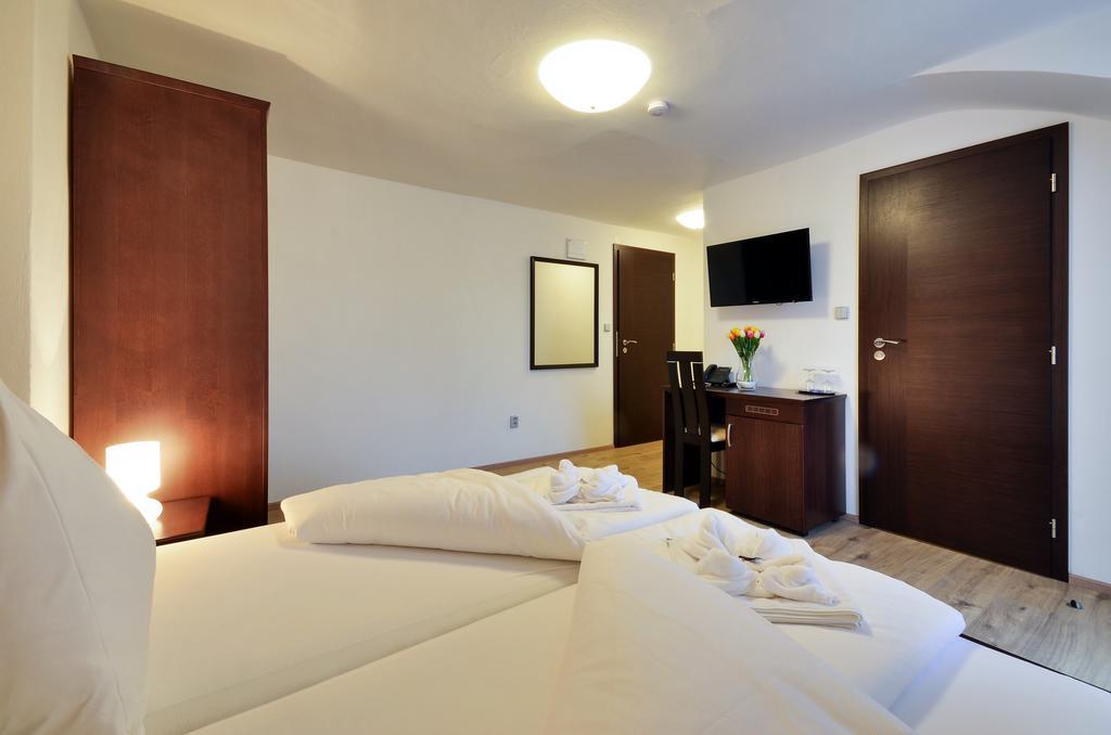 Hotel Hubertus Valtice Esterno foto