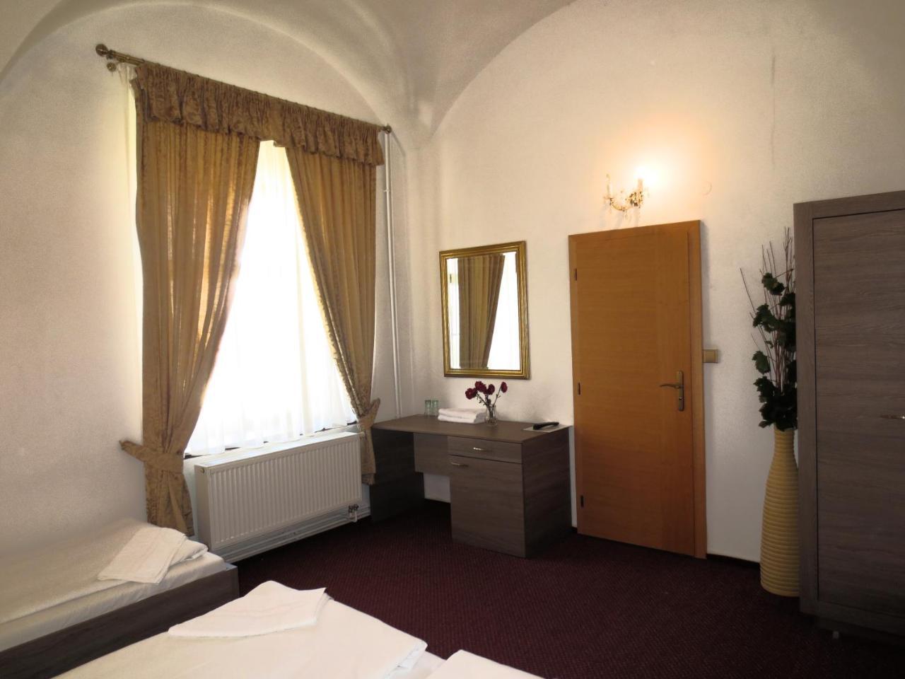 Hotel Hubertus Valtice Esterno foto
