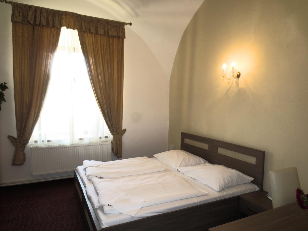 Hotel Hubertus Valtice Esterno foto