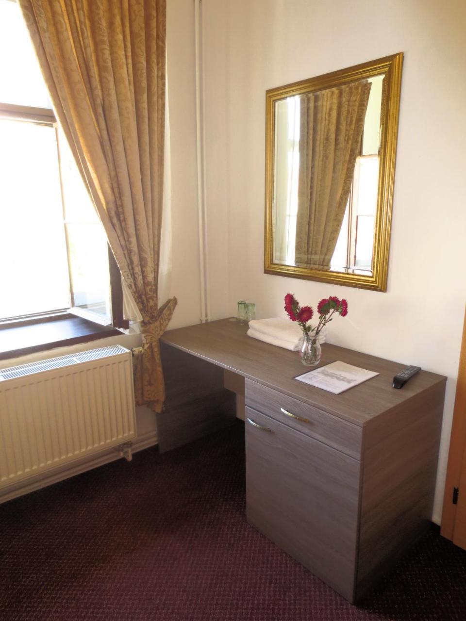 Hotel Hubertus Valtice Esterno foto